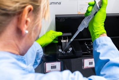 DKMS lab assistant working at the DKMS Life Science Lab