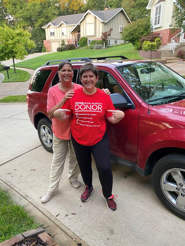 Heather Lynn, DKMS Director of Fundraising and Global Special Events, prepares to donate her blood stem cells with her mom by her side. 