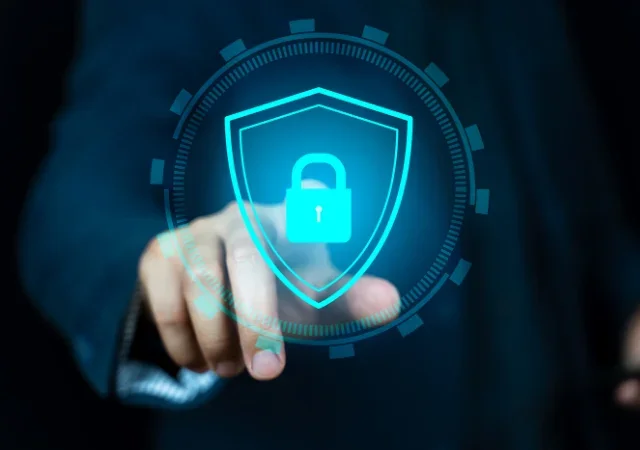 doigt pointant un hologramme d'un cadenas bleu dans un bouclier 