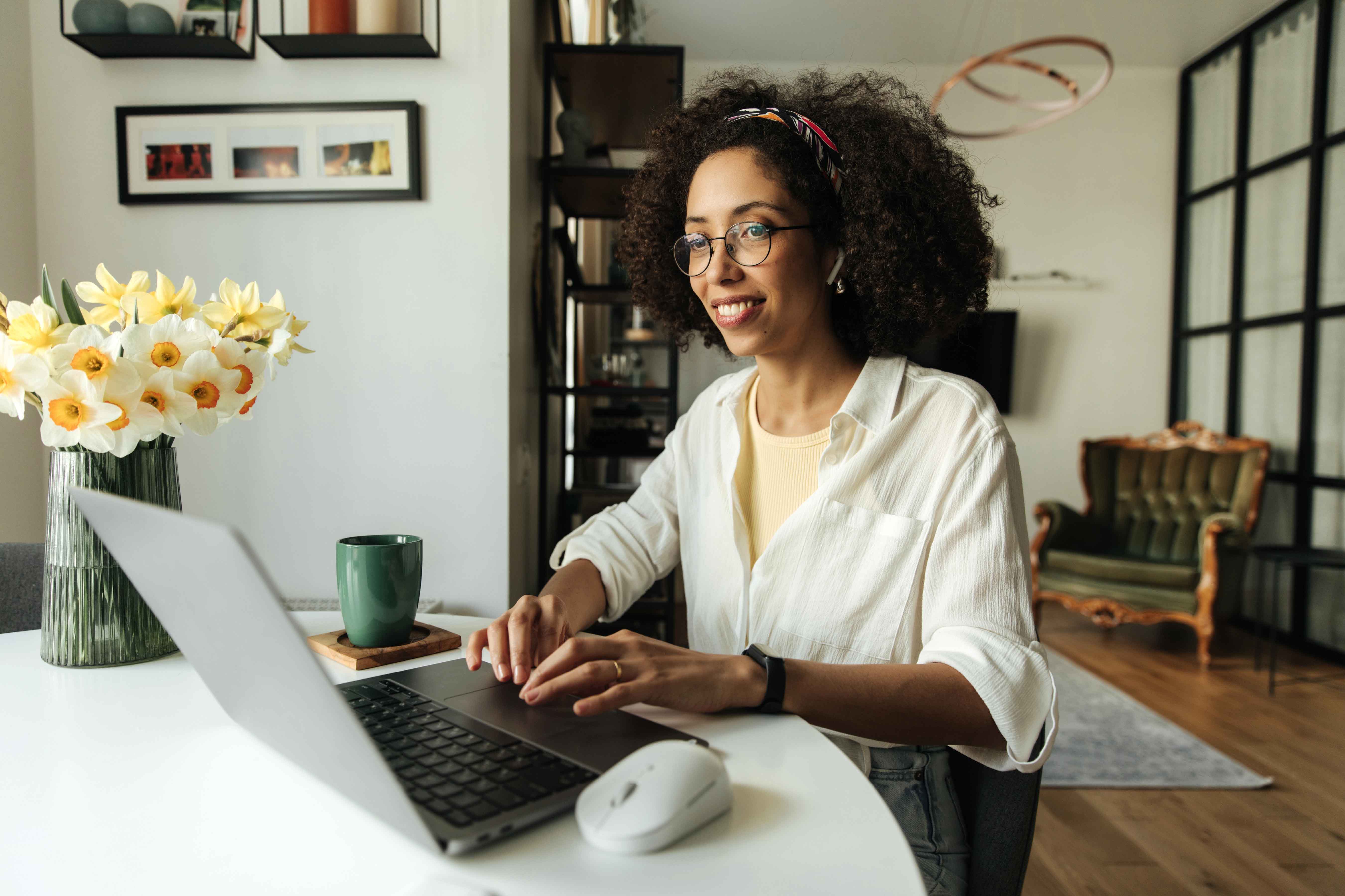 7 Things Every Working Woman Should Keep At Her Desk - Create & Cultivate