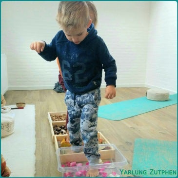 Blotevoetenpad tijdens Holistische Kinderyogales bij Yarlung Zutphen 