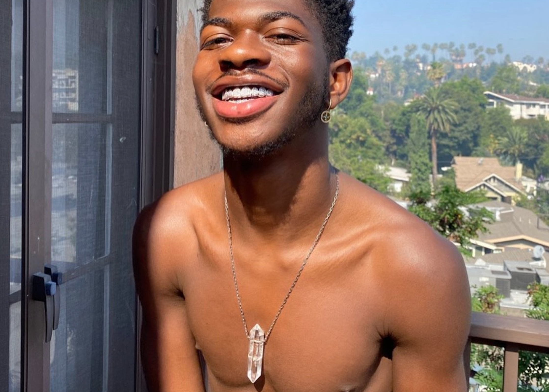 Rapper Lil Nas X prozradil tajemství zářivé pleti ve třech krocích.