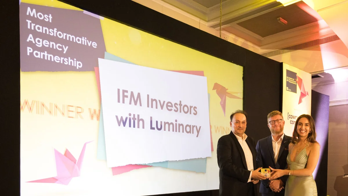 Picture of the Financial Forum Services Award with IFM presented the award