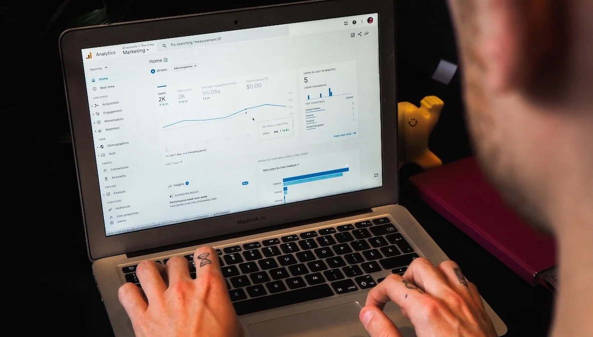 Picture of a man using GA4 to conduct data analysis