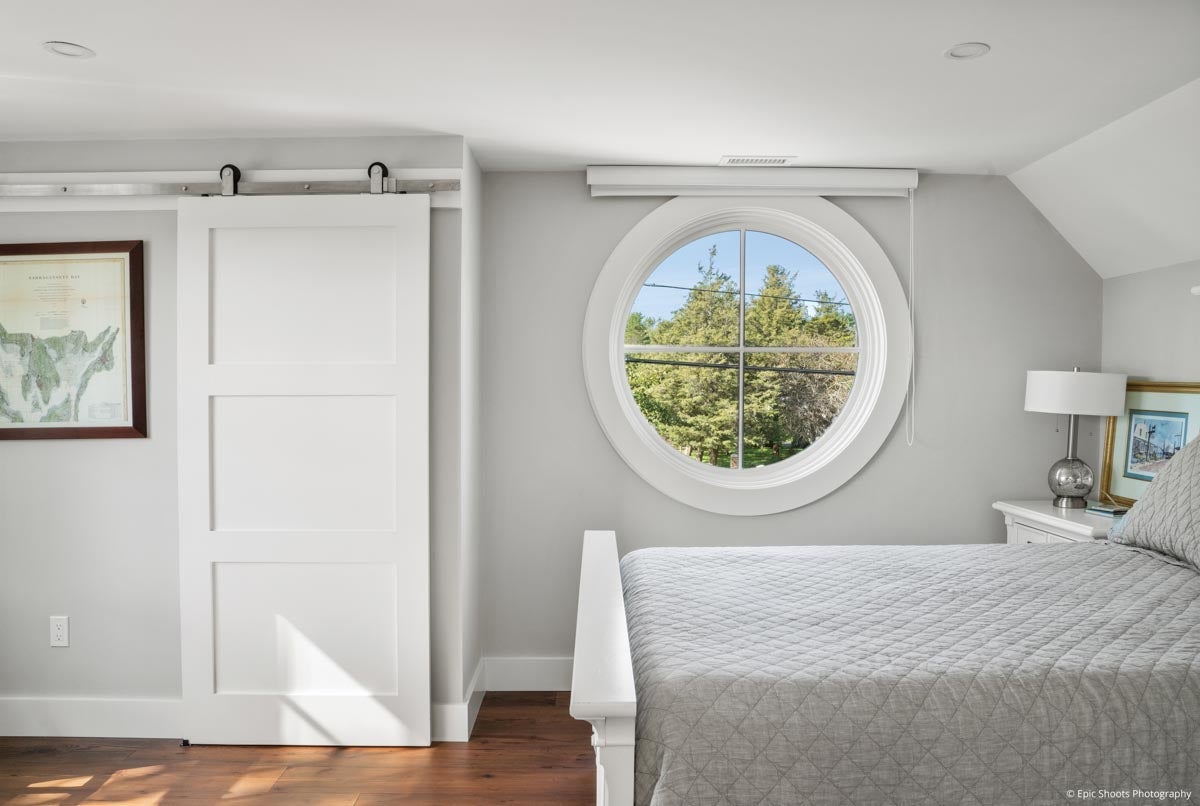 AM705 - Ultra series radius window in bedroom