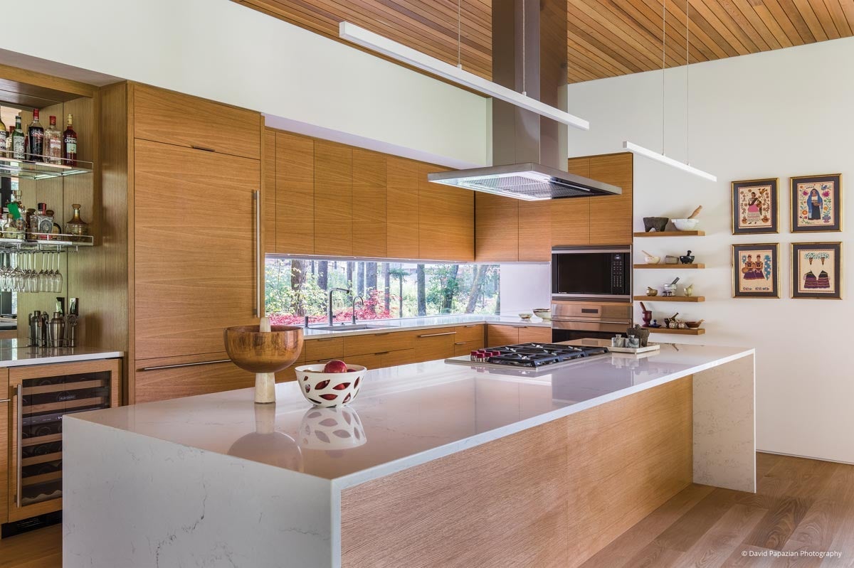 AM501 - modern kitchen with long horizontal VistaLuxe direct set