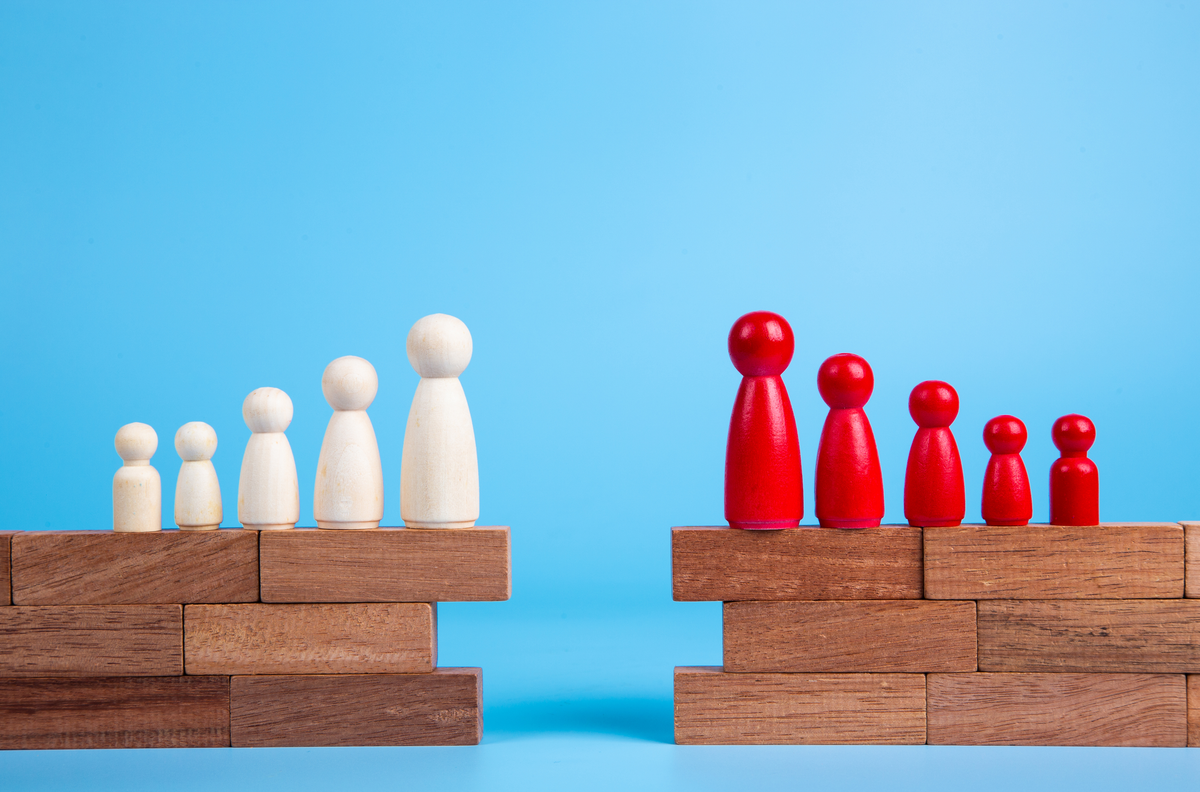 wooden-figures-facing-each-other-across-a-gap-symbol