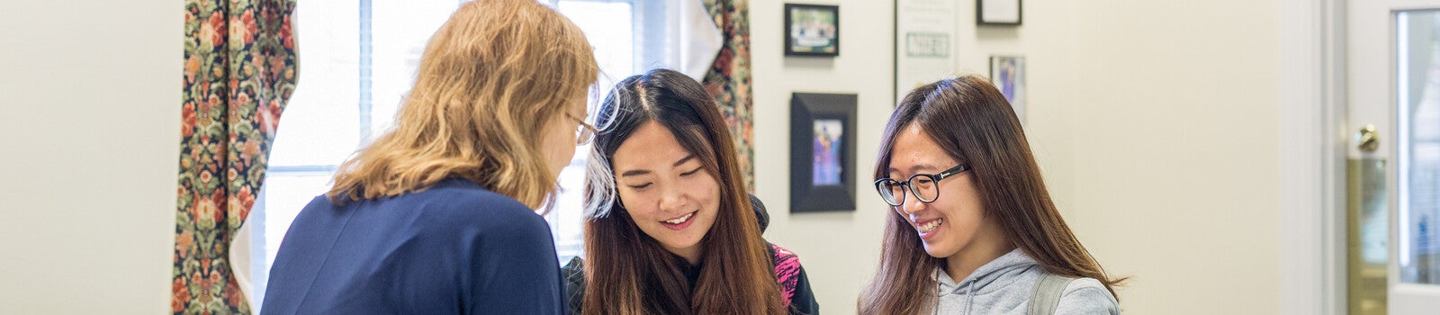 Tutor talking to students