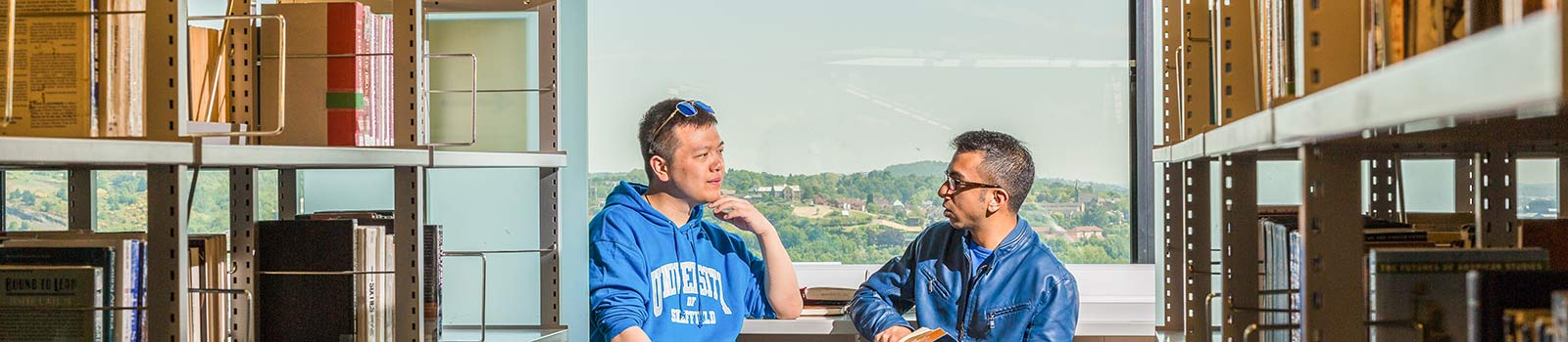 谢菲尔德大学国际学院的学生在图书馆