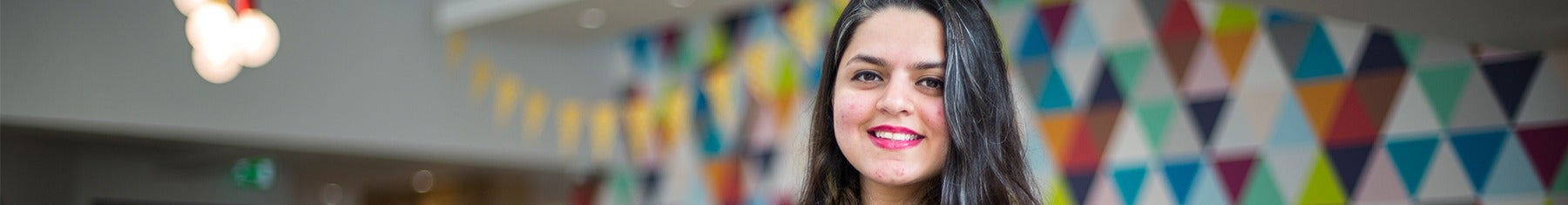 校园里面带微笑的学生