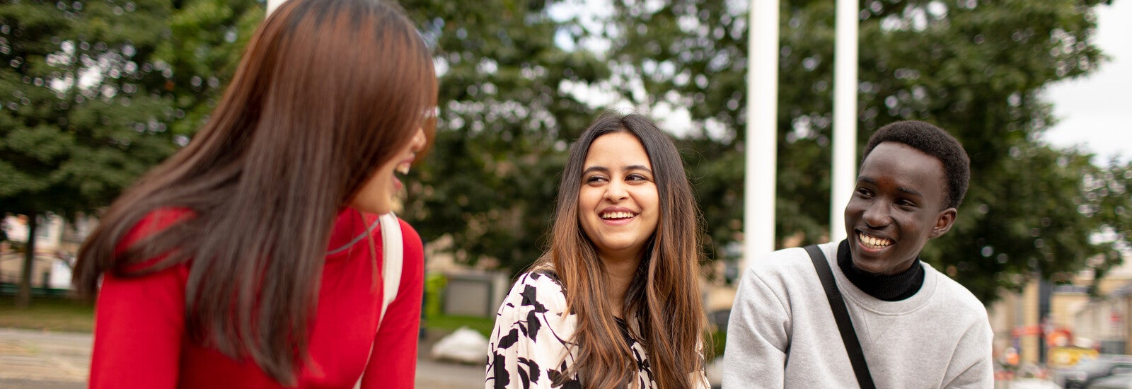 在校园外一起欢笑的学生