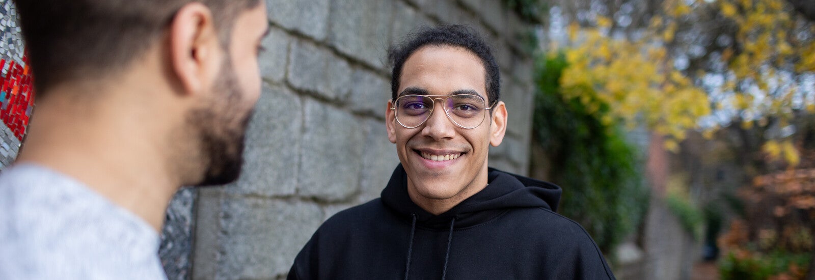 阿伯丁学生在室外