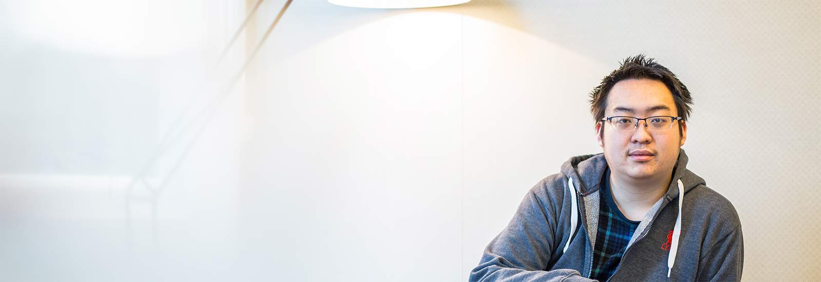 一名利物浦约翰摩尔大学的学生在校园里