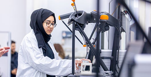 实验室里的工程学学生