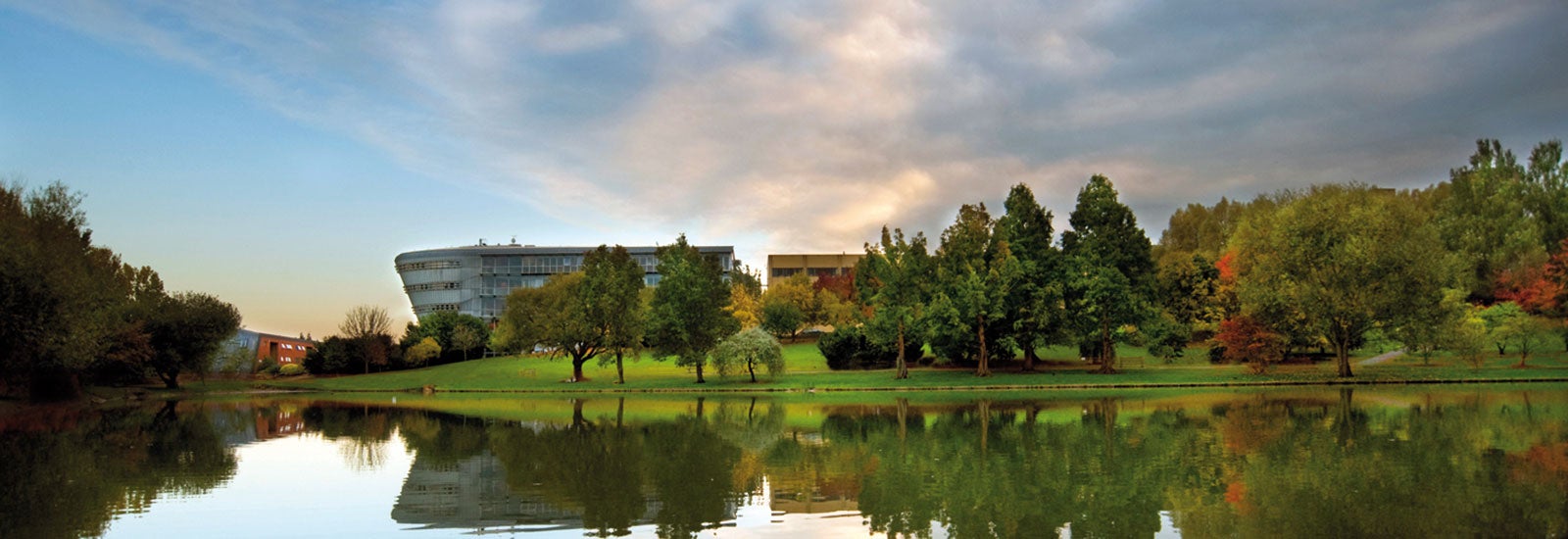 萨里大学校园建筑