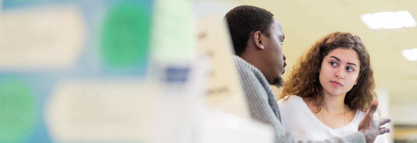 学生们在课堂上微笑着交谈