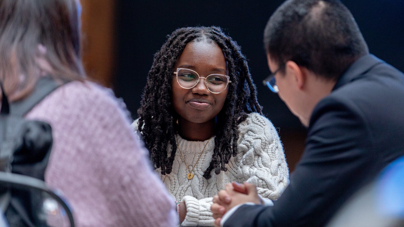 在图书馆使用笔记本电脑用功的学生