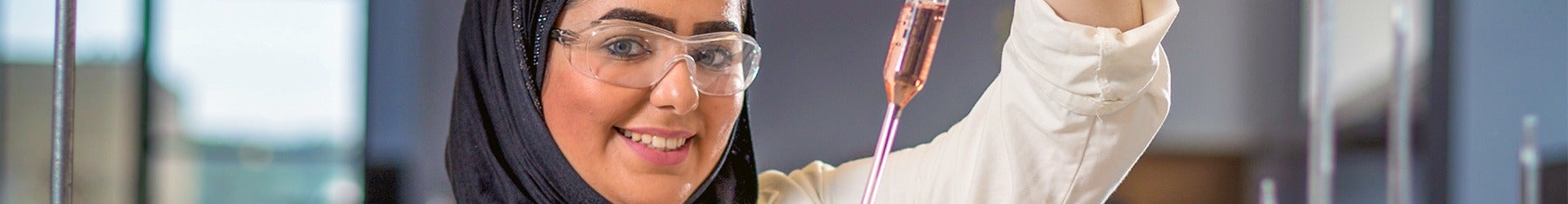 在课堂上对着镜头微笑的学生