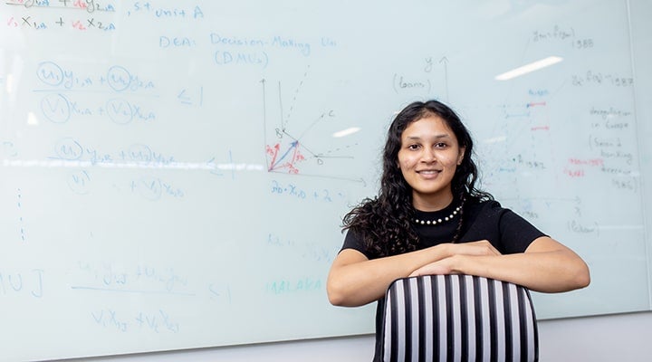 白板前面带微笑的学生