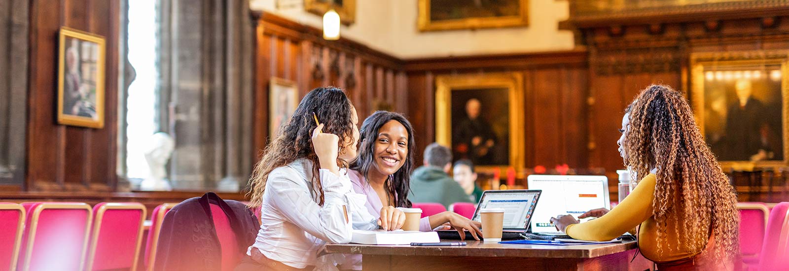 导师与学生交谈