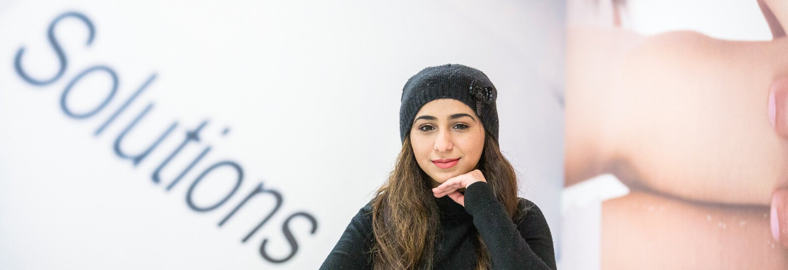 励志墙前的学生。