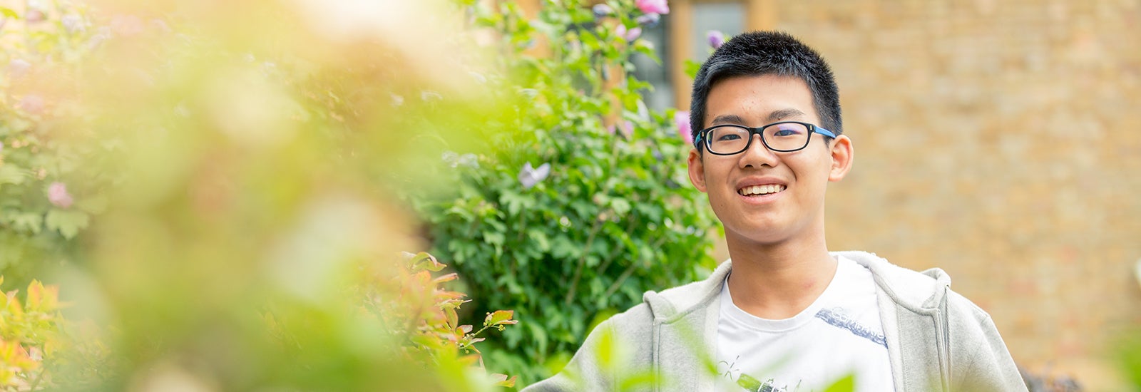 校园外面带微笑的学生