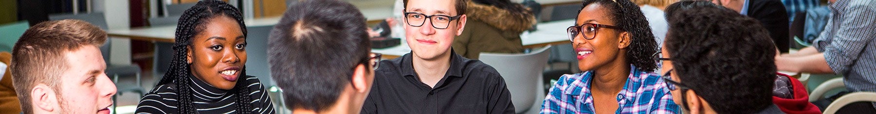 学生们在课堂上聚在一起讨论