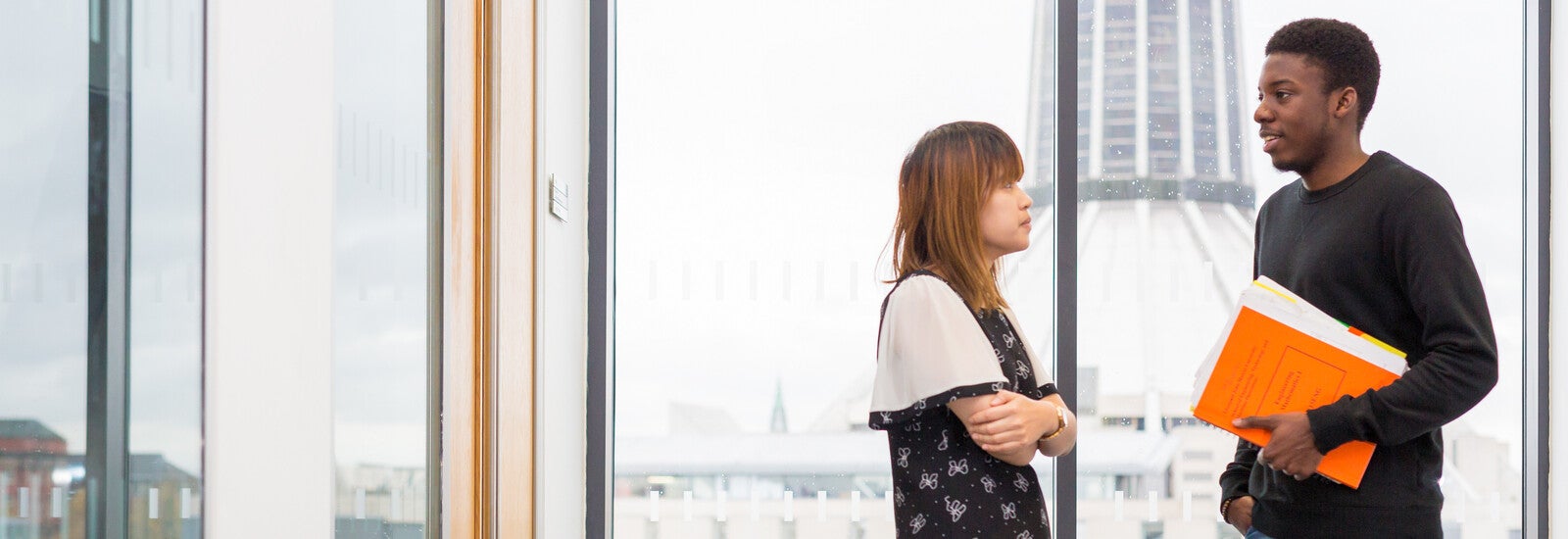 站在走廊里的两个学生