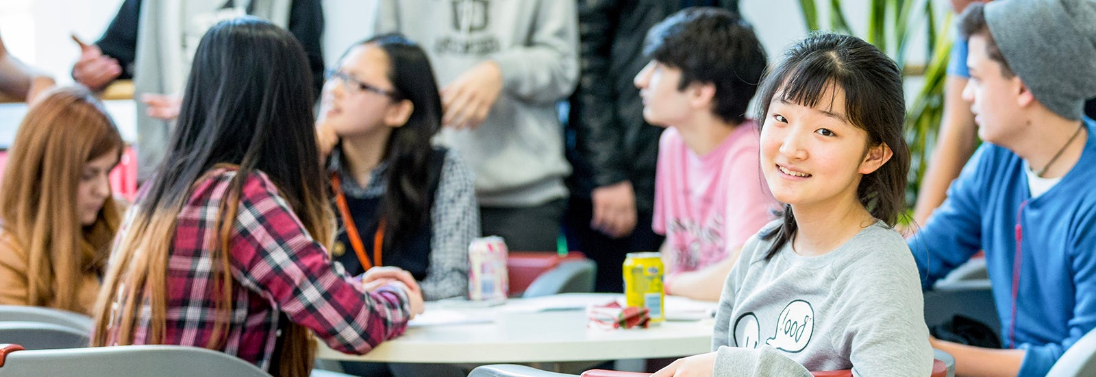 在食堂就餐的 Bellerbys 学生