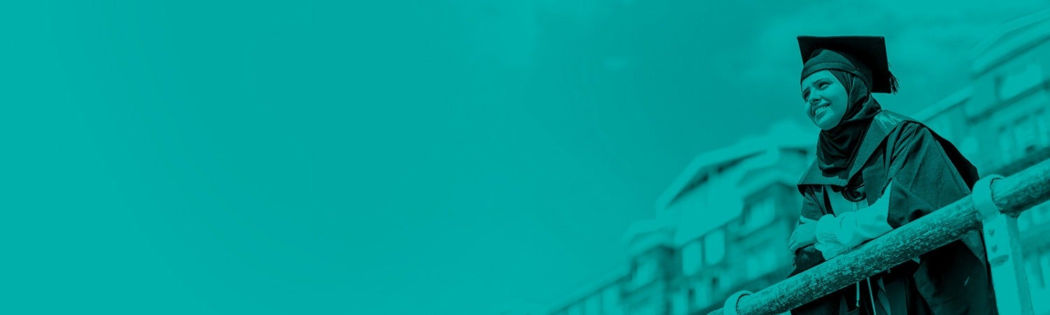 站在布莱顿海滨的学生