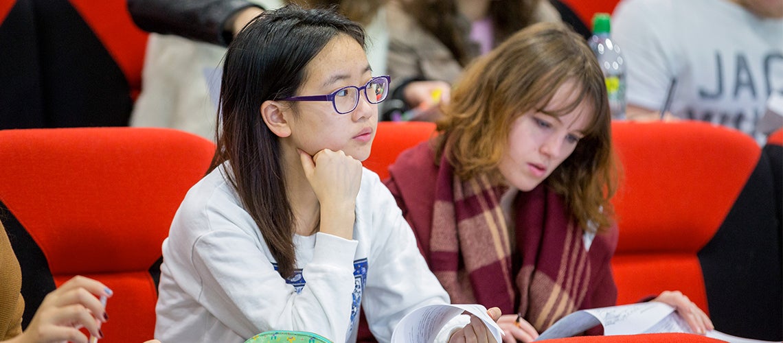 思克莱德大学学生在课堂中