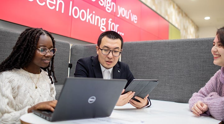 使用笔记本电脑和 iPad 学习的学生