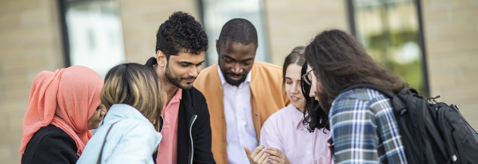 站在校园建筑外的学生