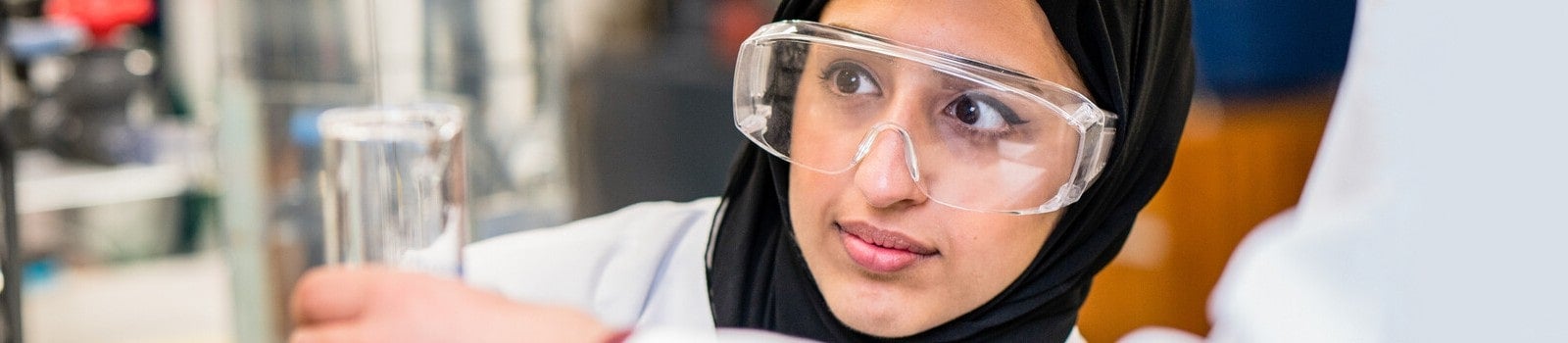 实验室中的理科学生