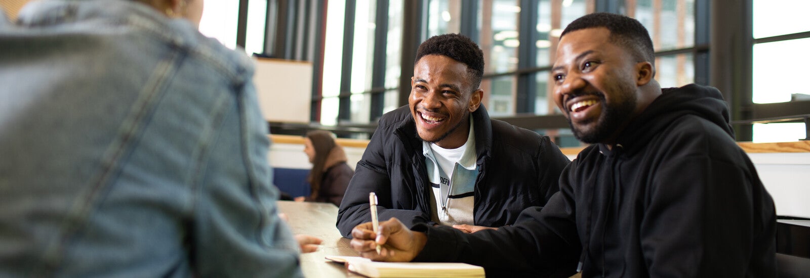 在校园里一起欢笑的学生