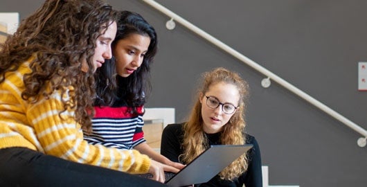 学生在演讲厅的长椅上学习