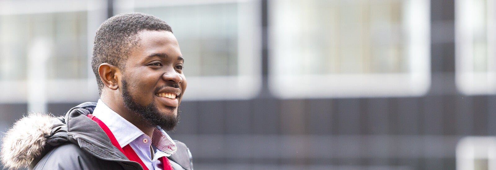 思克莱德大学的毕业生在微笑