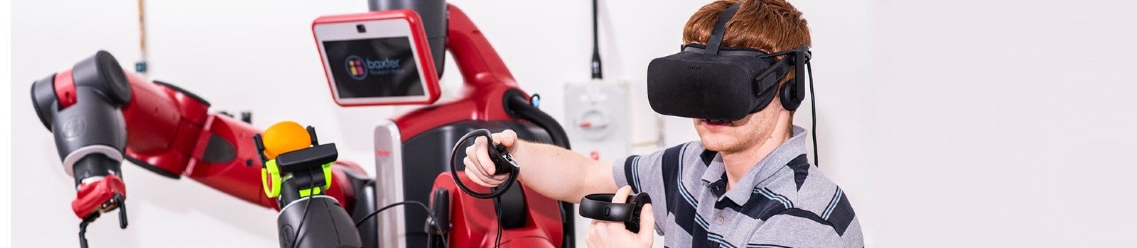 有机器人的萨里大学工程专业的学生