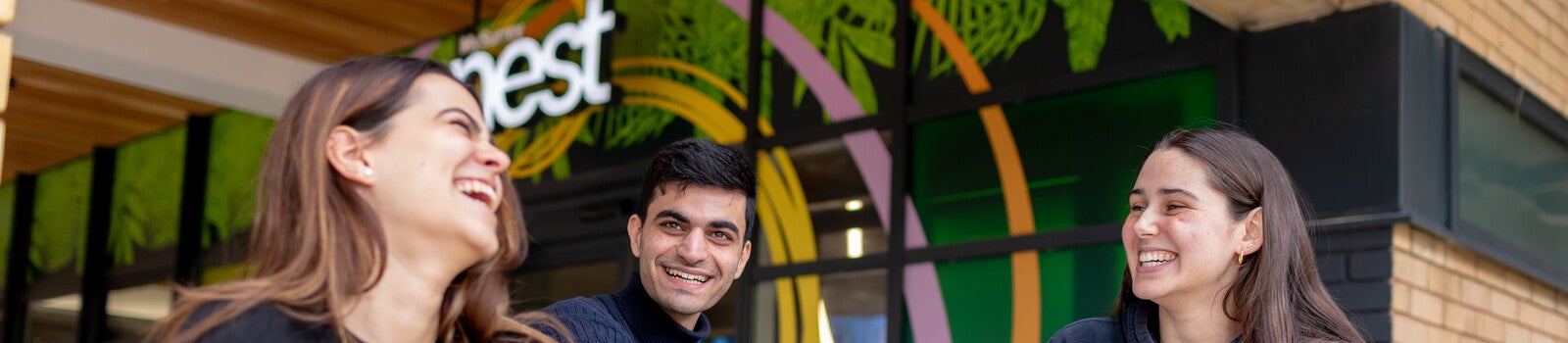 校园里的萨里大学学生