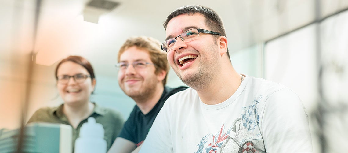 思克莱德大学的学生绽放笑容