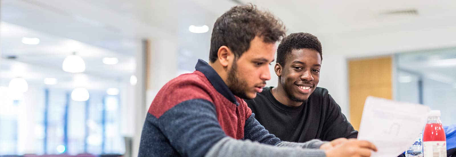 一起学习的学生们