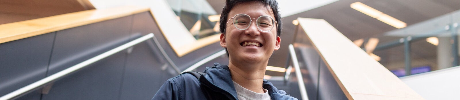 校内对着镜头微笑的学生