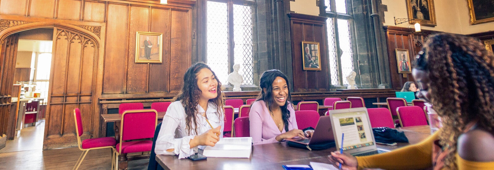 在杜伦大学外的学生