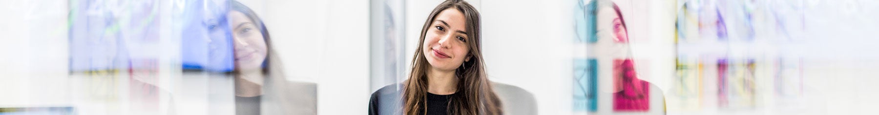 对着镜头微笑的学生