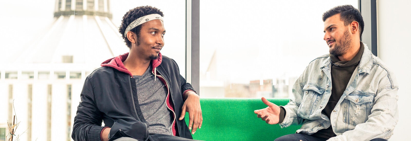 坐在沙发上的两名学生。