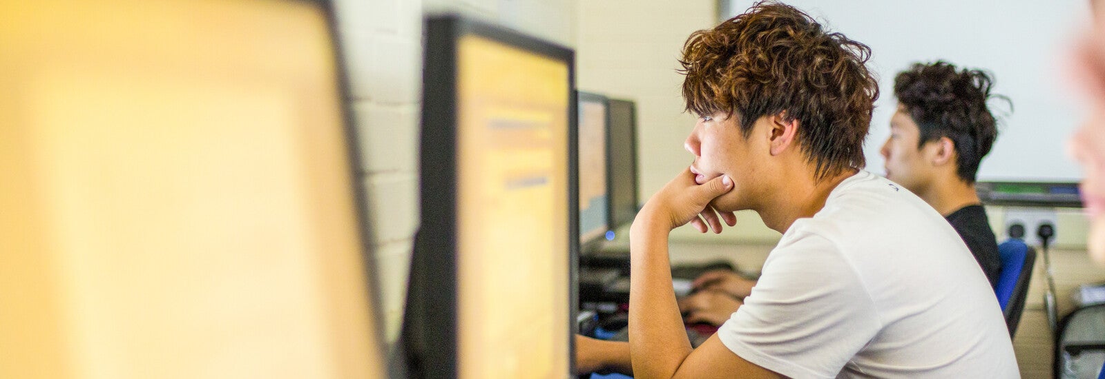 学生在户外面对一群学生微笑