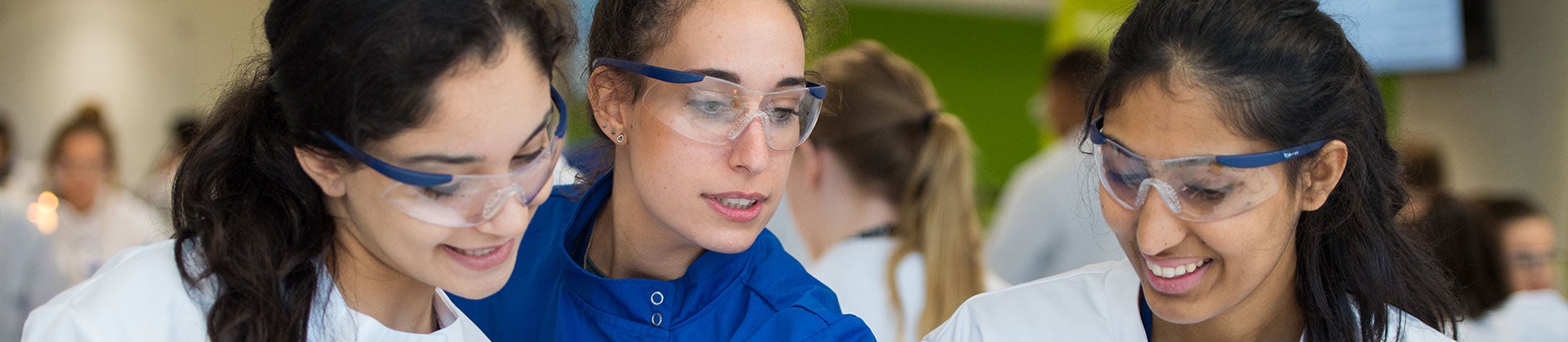 萨里大学的学生在实验室