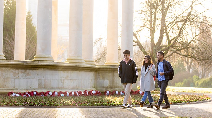 学生们在校园外一起散步