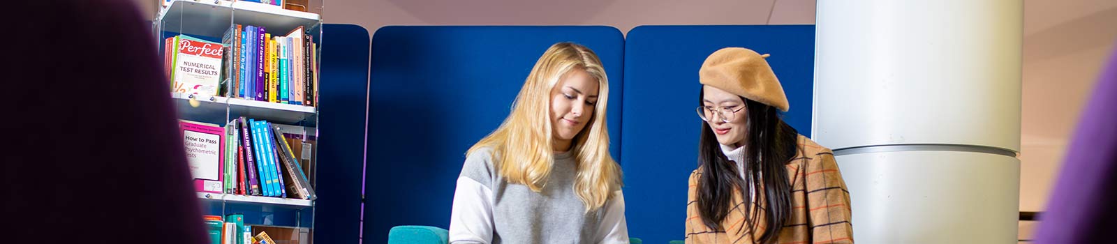 学生们站着聊天