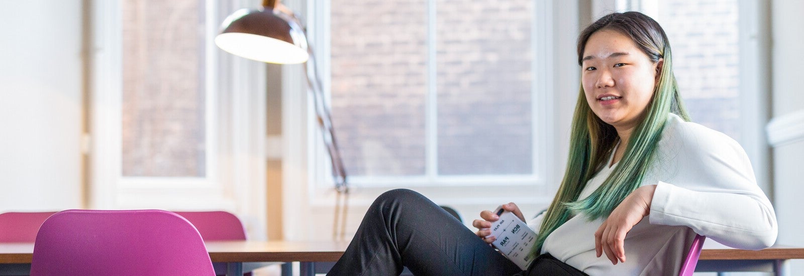 宿舍里的学生面带微笑